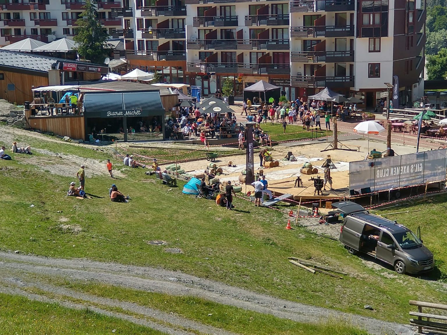 La Tania latania.co.uk La Tania Ski Resort Information